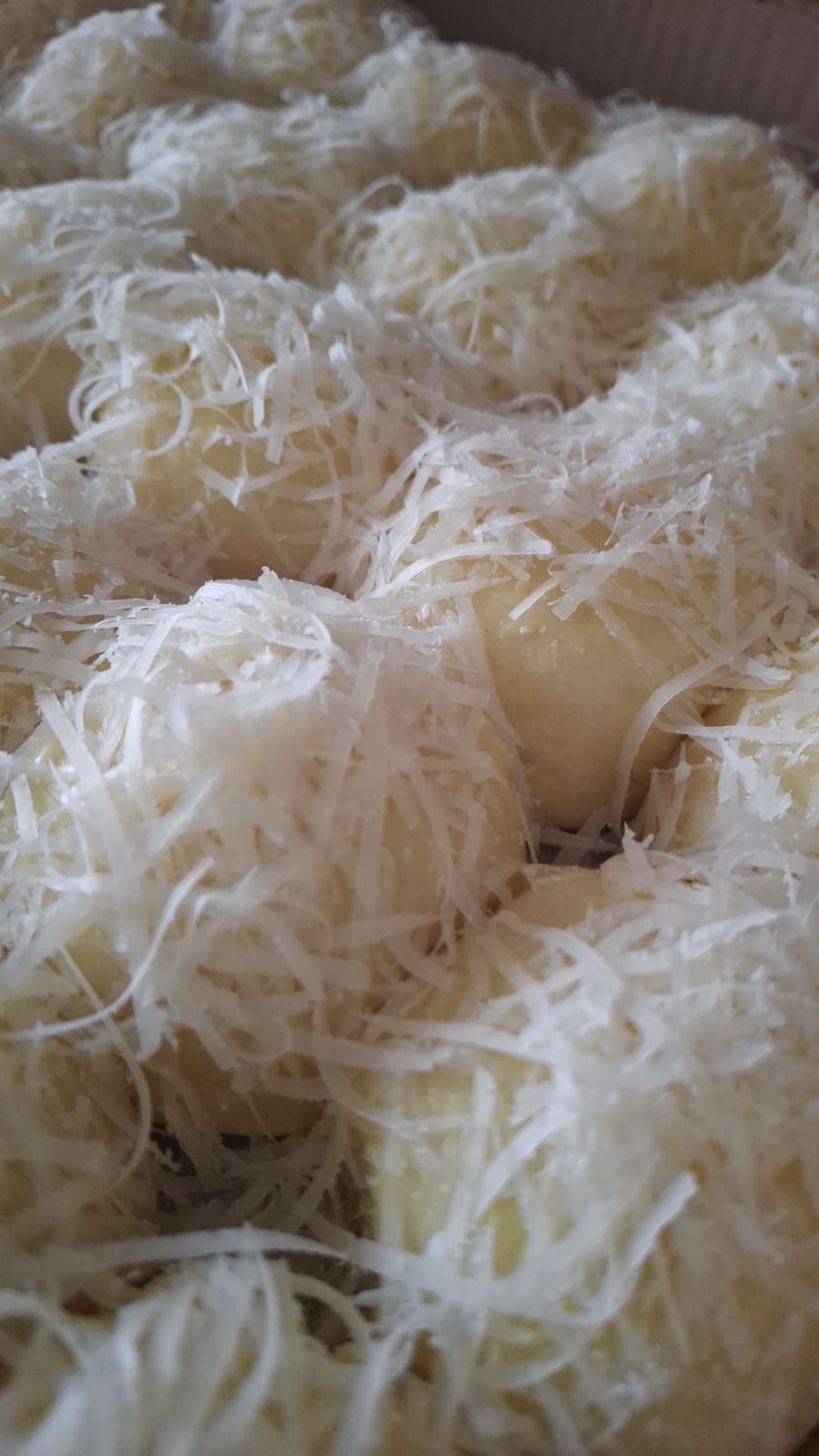 Pãozinho Delícia tradicional coberto de queijo ralado